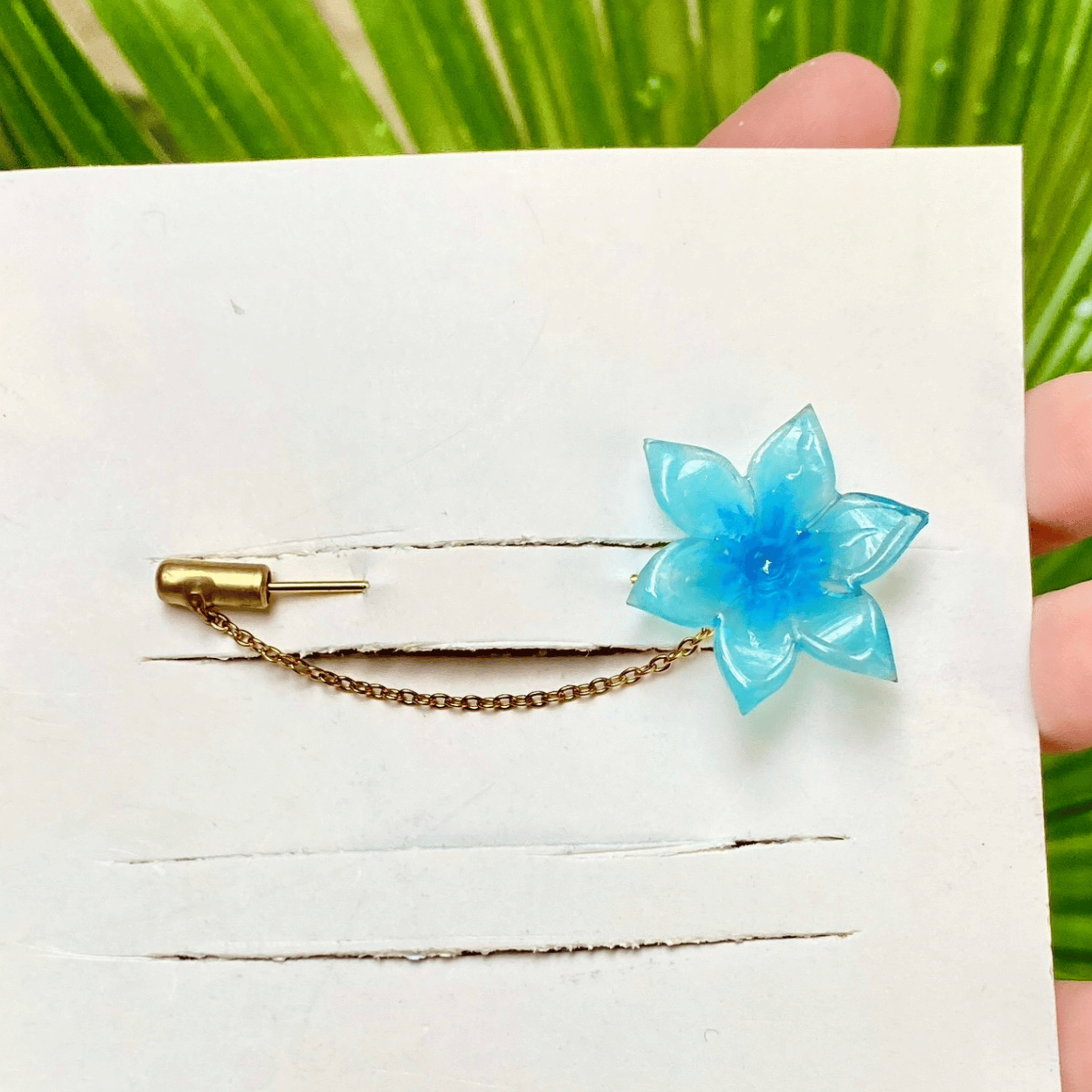Claw flower pin